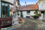Charmantes Wohnhaus mit Potenzial: Drei Einheiten, Innenhof und großem Garten mit Pool