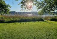 Direkt am Obertrumer See: Badegrundstück mit Steg, Boje &amp; Weinfass-Schlafplatz