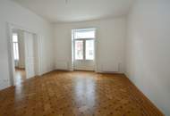 Großzügige Altbauwohnung mit kleinem Balkon in repräsentativen Stilaltbau