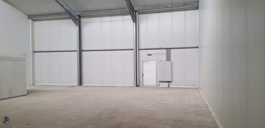 Lagerhalle mit 200 m² zu vermieten.