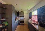 ZWEI WOHNHÄUSER - TRAUMHAFTER BUNGALOW UND KLEINES SOMMERHAUS SAMT PARKÄHNLICHEM GARTEN MIT HERRLICHEM ALTBAUMBESTAND