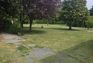 Bad Vöslau, parkähnlicher Grund mit kleinem Wohnhaus