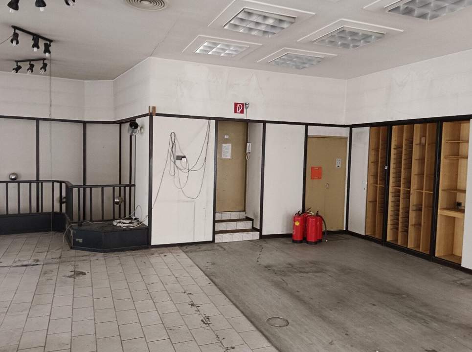 Raum für Ideen; renovierungsbedürftiges Geschäftslokal mit Top-Anbindung im 14. Bezirk zur Miete