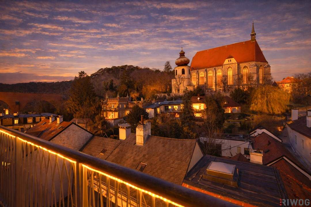 IMPOSANTE ALTBAUWOHNUNG MIT BALKON UND TRAUMBLICK AUF DIE KIRCHE II PRESTIGE UND ELEGANZ II WOHNEN IM DENKMALGESCHÜTZEN MÖDLINGER STADTJUWEL II FUSSGÄNGERZONE