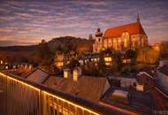IMPOSANTE ALTBAUWOHNUNG MIT BALKON UND TRAUMBLICK AUF DIE KIRCHE II PRESTIGE UND ELEGANZ II WOHNEN IM DENKMALGESCHÜTZEN MÖDLINGER STADTJUWEL II FUSSGÄNGERZONE