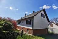 Sonniges Grundstück mit sanierungsbedürftigem Haus voller Charme