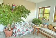 SOLIDES, LEISTBARES WOHNHAUS MIT CARPORT UND LAUBE IN BEGEHRTER, NATURNAHER WOHNLAGE DIREKT AM WASSER IN TRAUMHAFTER AUSSICHTSLAGE AN DER KREMS
