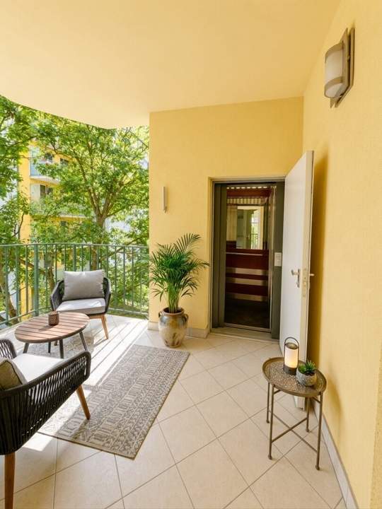 Großzügige Wiener Altbauwohnung mit ca. 4,20 m hohen Decken, Balkon und direktem Liftzugang