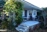 BUNGALOW INMITTEN DER VEGETATION IN RUHELAGE