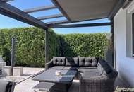 Grünruhelage, alles auf einer Ebene, mit Pool und Garage