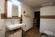 Bauernhaus mit Nebengebäude und Feldern in Durchham