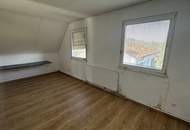 stark renovierungsbedürftiges Fertigteilhaus mit Vollkeller, und wunderschönem Garten