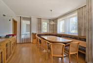 Exklusivität und Privatsphäre pur auf 2.610 m2 Grundfläche! Von der Terrasse in den Schwimmteich.