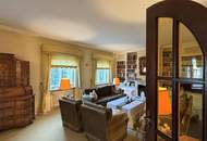 Eine Villa mit Wohnkultur, parkähnlichem Garten und Pool // A Villa of Distinction with Park-Like Garden and Pool //