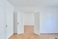 Erstbezug nach Sanierung: Schöne 3-Zimmer-Altbauwohnung mit Balkonmöglichkeit