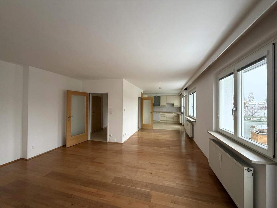 Klimatisierte Dachgeschosswohnung mit 4 Schlafzimmer und Garage // Air-conditioned attic apartment with 4 bedrooms and garage //