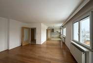 Klimatisierte Dachgeschosswohnung mit 4 Schlafzimmer und Garage // Air-conditioned attic apartment with 4 bedrooms and garage //