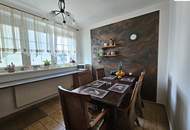 Wohnhaus mit 2.200m² großem Grundstück, Halle und Garagen