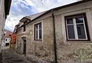 Sanierungsbedürftiges Stadt-/Winzerhaus mit großem Weinkeller in Weißenkirchen