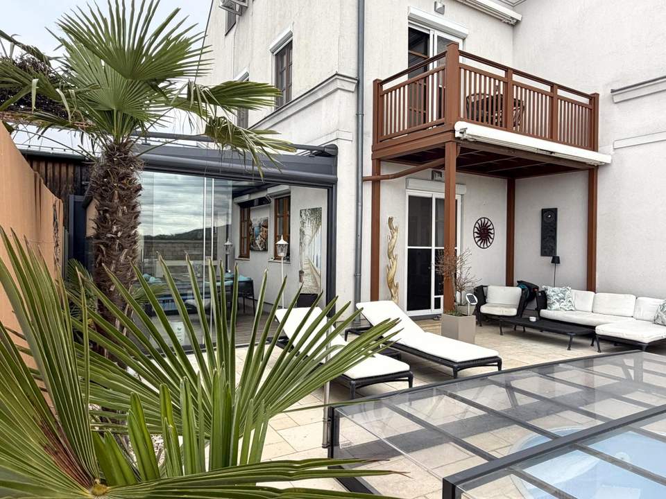 Exklusive Wohneinheit im Eckreihenhaus mit Luxusgarten &amp; Pool // Exclusive unit in a corner townhouse with a luxurious garden and pool //