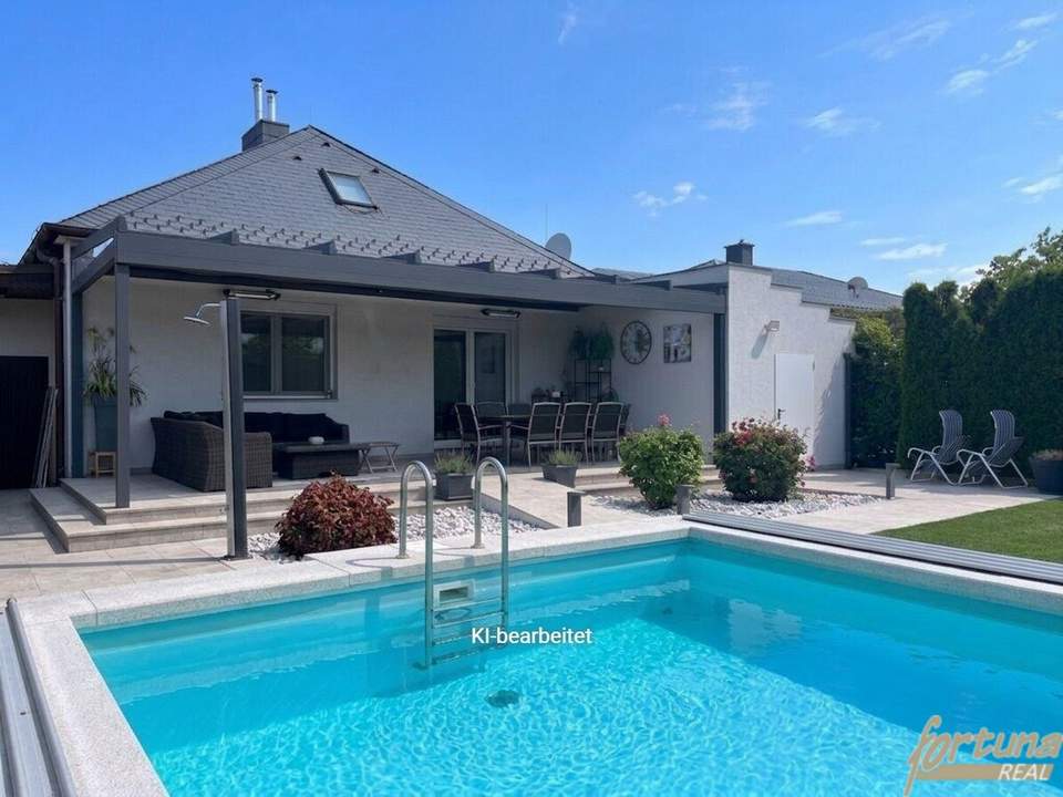 Grünruhelage, alles auf einer Ebene, mit Pool und Garage