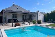 Grünruhelage, alles auf einer Ebene, mit Pool und Garage