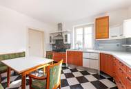 LANDHAUSVILLA mit HOF-ENSEMBLE, GÄSTEWOHNUNGEN UND ENTWICKLUNGSPOTENTIAL