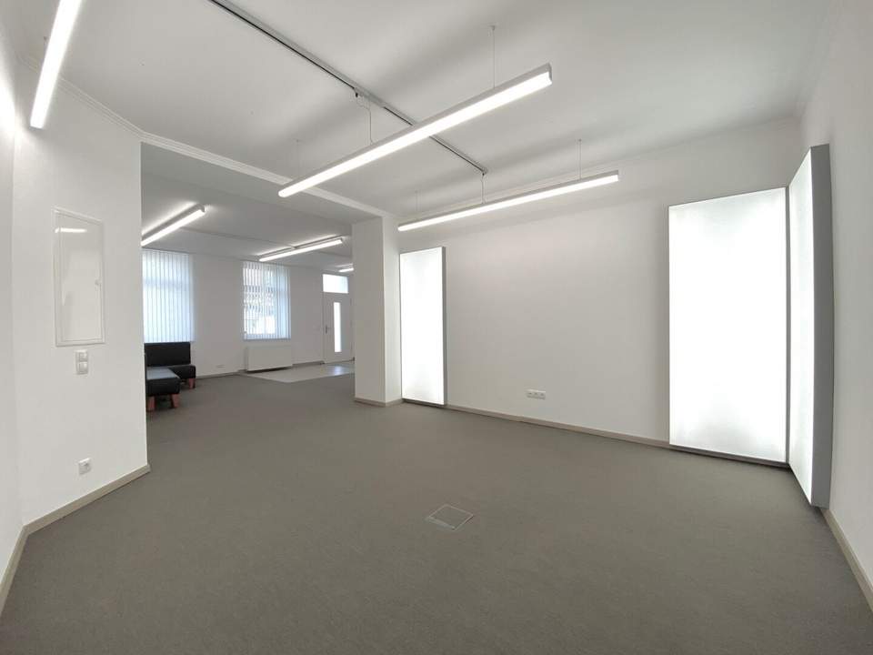 MODERNE RÄUMLICHKEITEN FÜR BÜRO / PRAXIS / ORDINATION MIT STRASSENZUGANG