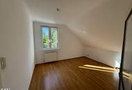 Top sanierte DG-Wohnung mit Balkon / nur 3 Wohneinheiten im Haus