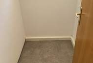 Hoher Erholungswert garantiert - idyllisch ruhiges und ländliches Wohnerlebnis steht für Sie bereit! Praktisch geschnittene 3 Raum Wohnung mit Loggia, Abstellraum und Parkplatz direkt vor der Haustür!