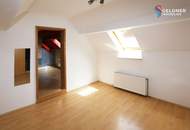 Altes Haus, 5 Zi, teilweise renoviert, Fenster & Türen erneuert, Dach neu eingedeckt, Carport