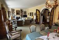 Stilvolles Haus in Bestlage von Wiener Neustadt – Großes Grundstück mit Pool, Altbaumbestand &amp; großer Garage