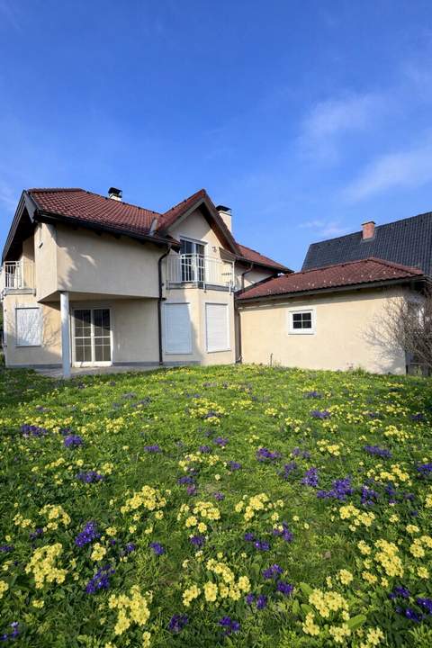 Großes Einfamilienhaus BJ 2002 mit Garage und Carport, voll unterkellert