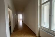 UNBEFRISTET - Repräsentative 9-Zimmer Altbauwohnung mit Balkon und Blick auf das Rathaus – ca. 293 m² in bester Innenstadtlage - auch ideal als Büronutzung