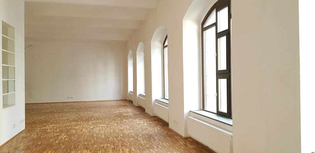 Mitten im 8. Bezirk: Büro/Werkstatt/Atelier/Studio mit Loft-Charakter | PKW-Abstellplatz | Dachterrasse