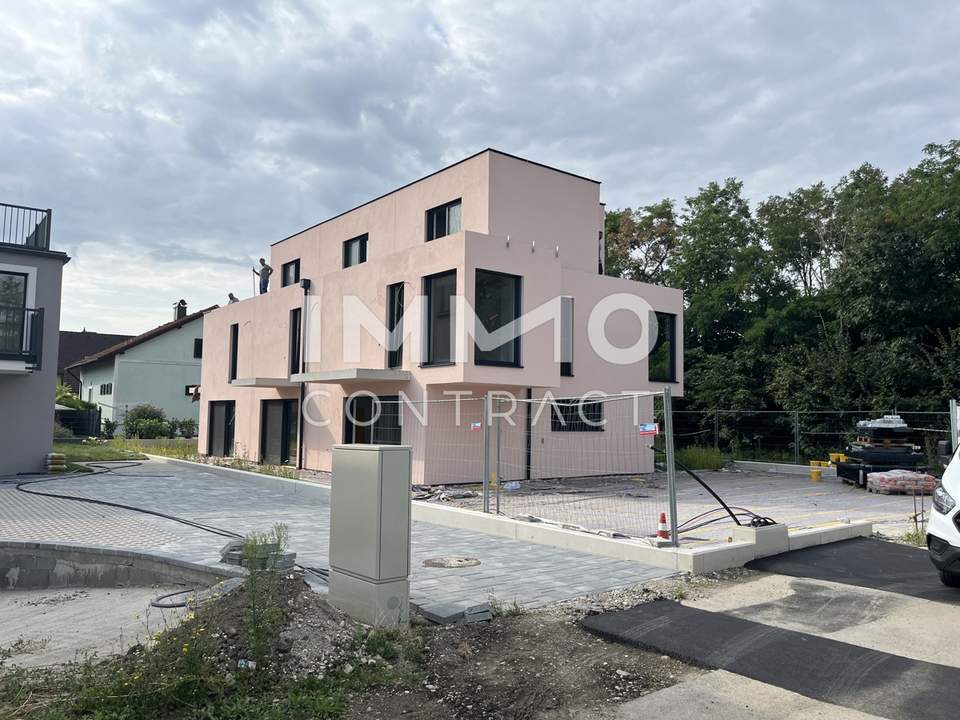 Ein Haus mit Blick zur Burg Kreuzenstein