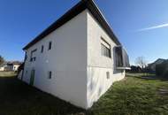 Haus in Grünruhelage mit offener Terrasse, Balkon und Garage