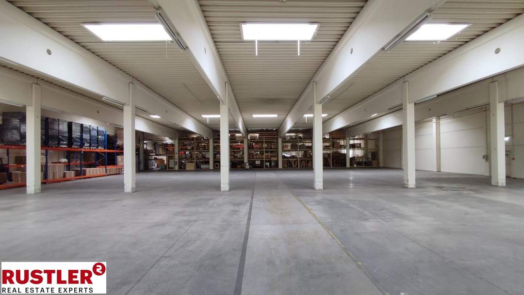 Halle mit Büro