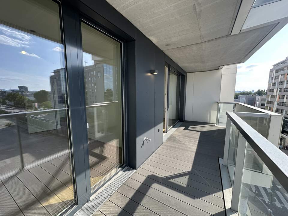 MARINA TOWER - Helle 2-Zimmer-Wohnung mit Balkon und überdachter Loggia