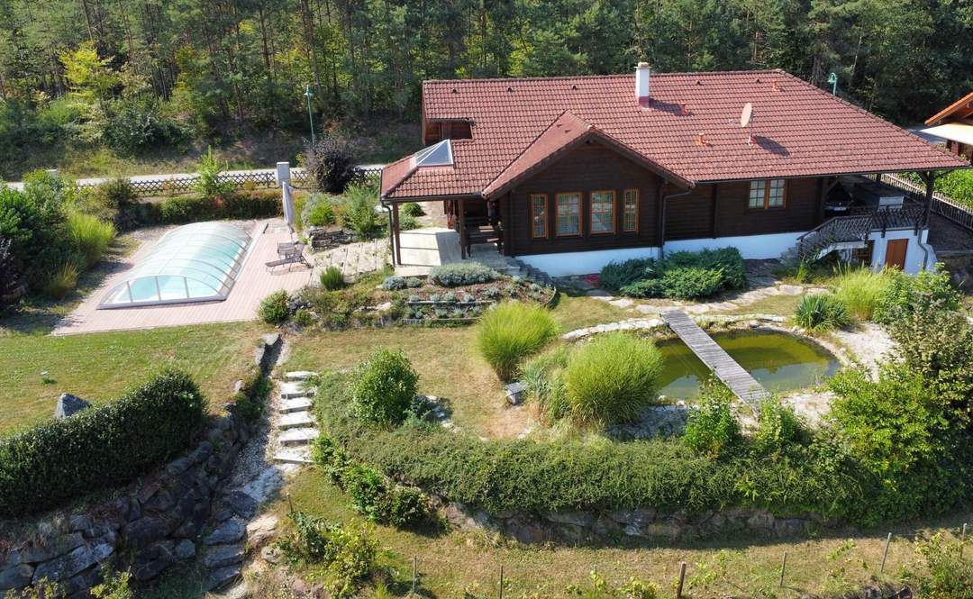 Haus in Ruhelage am Waldrand mit Swimmingpool und Teich