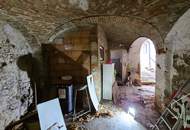 Sanierungsbedürftiges Stadt-/Winzerhaus mit großem Weinkeller in Weißenkirchen
