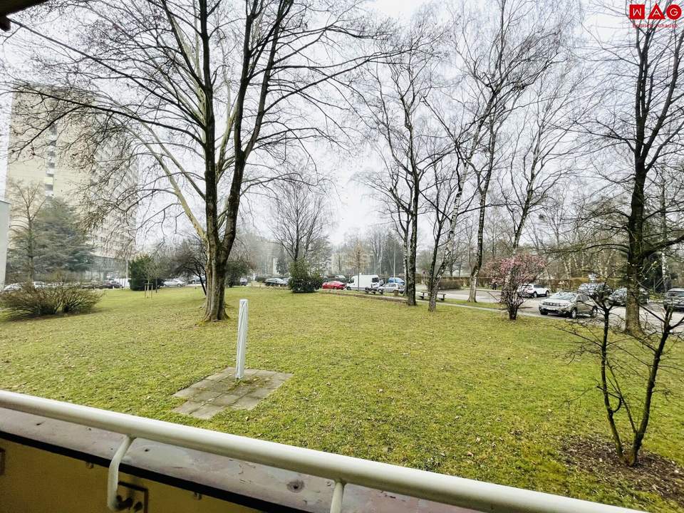 Neu renovierte, großzügig geschnittene 2-Zimmer Wohnung mit Loggia in ruhe Lage am beliebten Spallerhof!