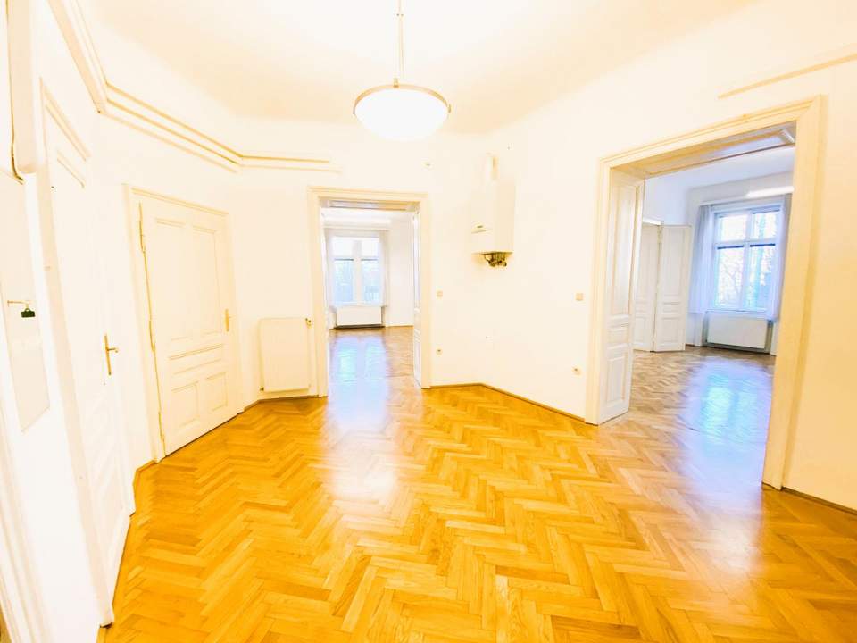 Residieren am Liechtensteinpark / 5 Zimmer Altbauwohnung / frisch sanierter Parkett