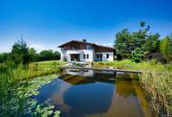 Exklusivität und Privatsphäre pur auf 2.610 m2 Grundfläche! Von der Terrasse in den Schwimmteich.