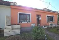 Schmuckes Häuschen mit kleinem Garten und Zufahrt