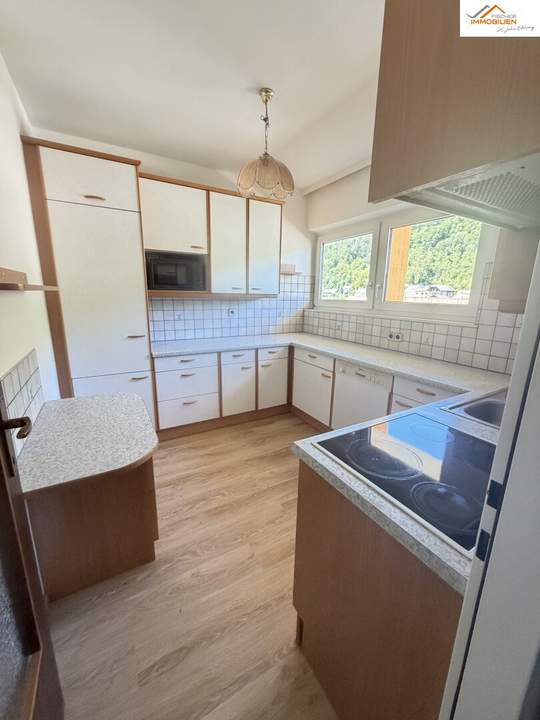 Pendler aufgepasst - sanierte 2-Zimmer-Wohnung mit südseitiger Loggia, Lift und schönem Ausblick