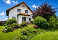 *** Ein Wohntraum mit Urlaubsgefühl: Traumhaft gepflegtes Einfamilienhaus mit Pool, Gartenidylle, Specksteinofen, Wasser-Wasserwärmepumpe mit Fußbodenheizung in Top-Lage ***