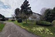 Älteres Dreigiebel- Wohnhaus samt zwei freistehenden Nebengebäuden sowie zwei Terrassen und großem Grundstück