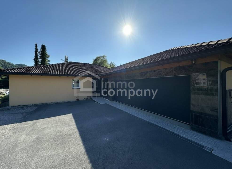 Unschlagbares Top-Angebot ! Luxuriöser Bungalow mit hochwertiger Ausstattung, Hohenems, zentrumsnah, sehr geräumige Dreier-Garage mit Fernbedienung, viel Grundstücksfläche, Gartenanlage, mit Terrasse, sehr gute Privat-Parksituation, Ruhelage, Sackgasse.