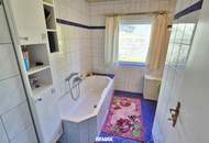 Bad Aussee: Ein,- Zweifamilienhaus mit 2 Balkonen, Terrasse, 3 Garagen, Gartenhütte
